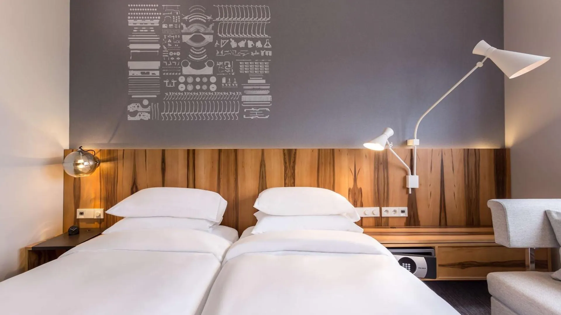 ****  Hyatt Regency Paris Etoile Hotel France