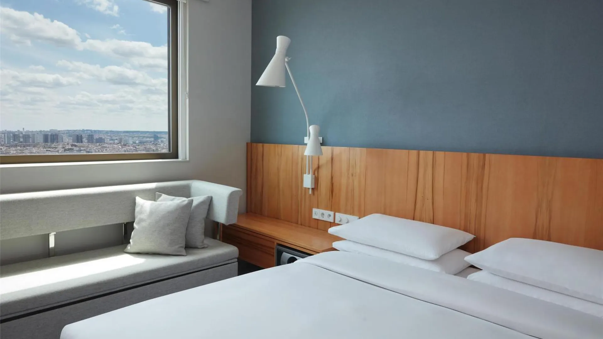 ****  Hyatt Regency Paris Etoile Hotel France