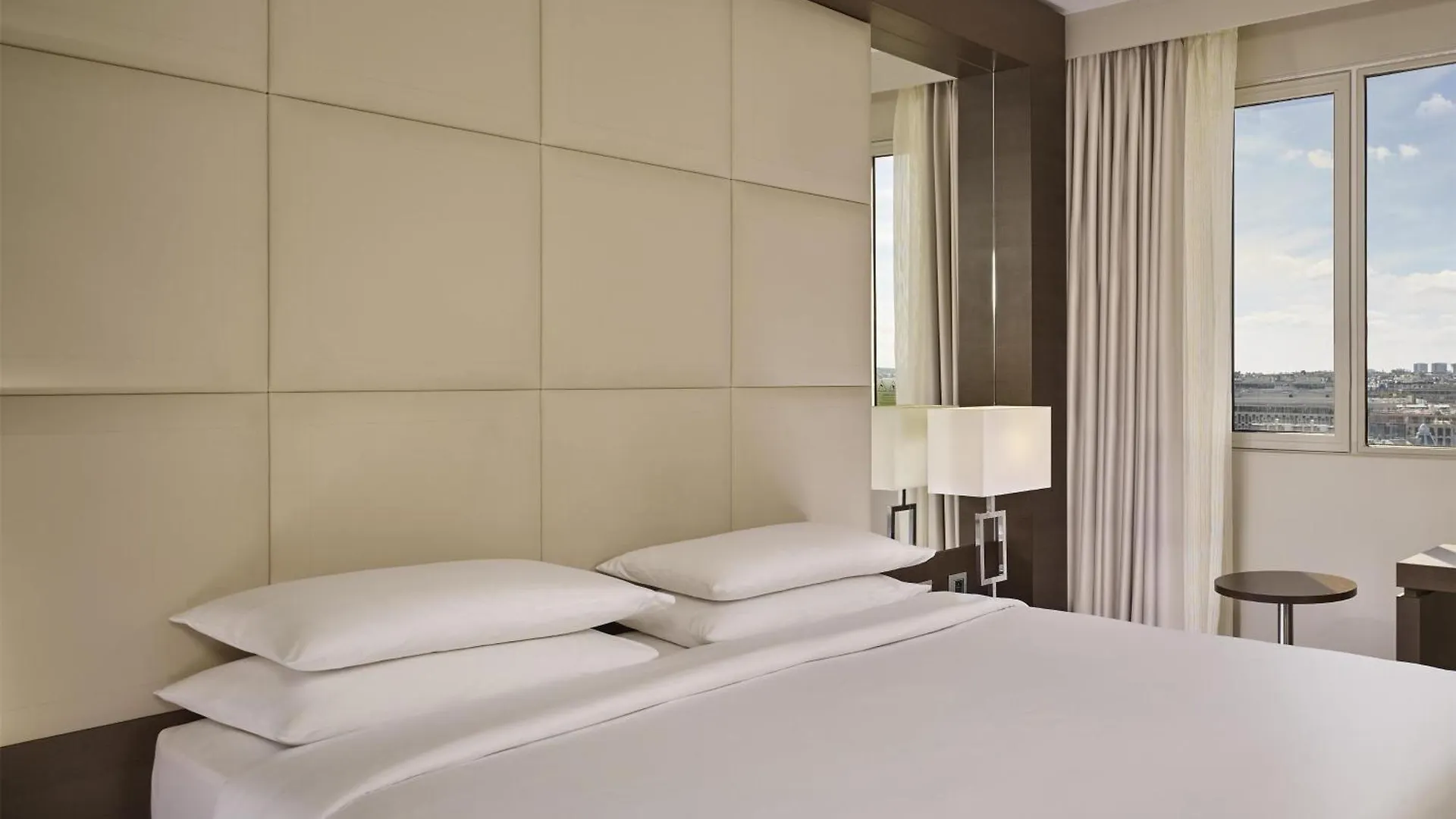 ****  Hyatt Regency Paris Etoile Hotel France