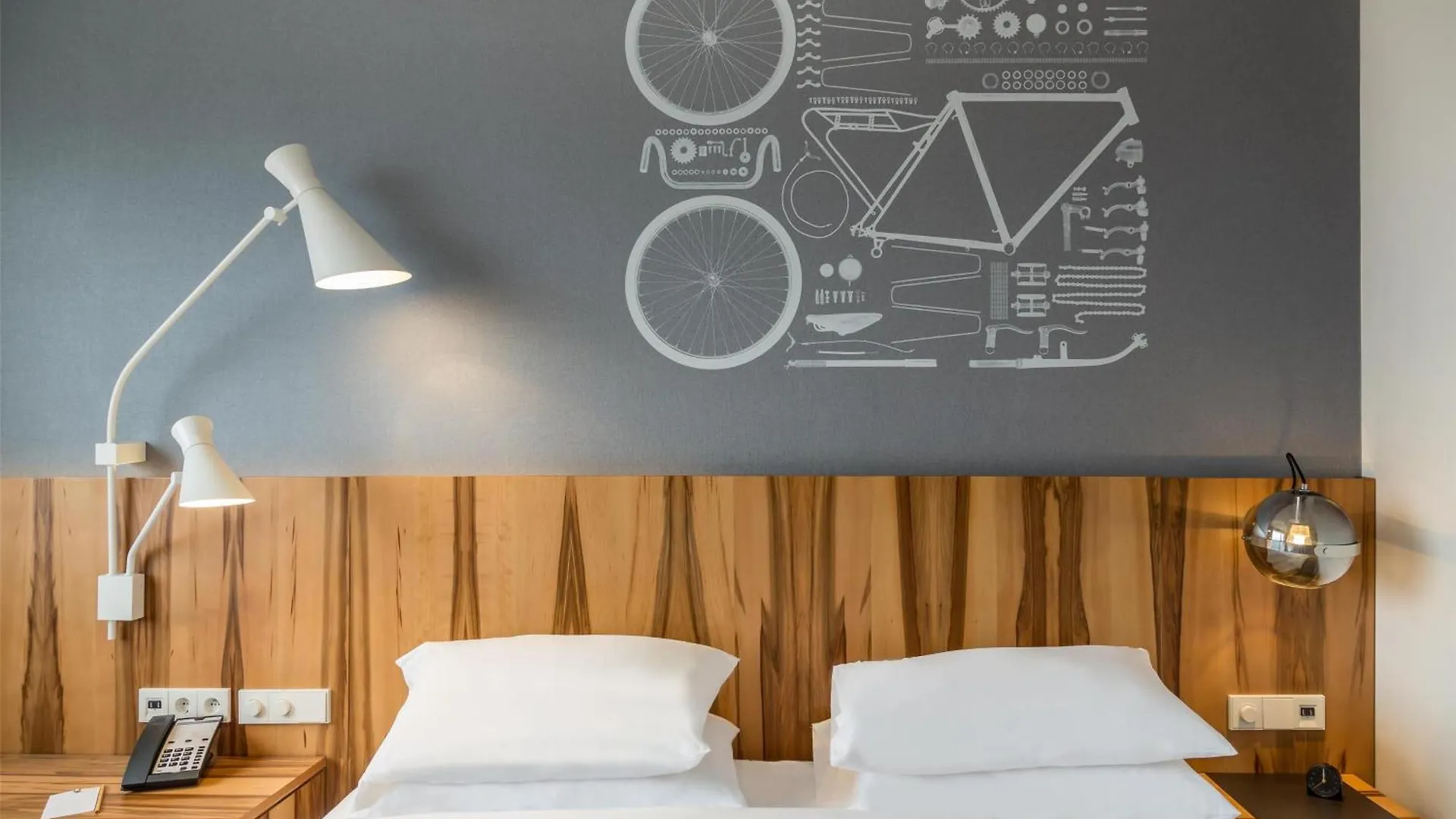 Hyatt Regency Paris Etoile Otel 4*,