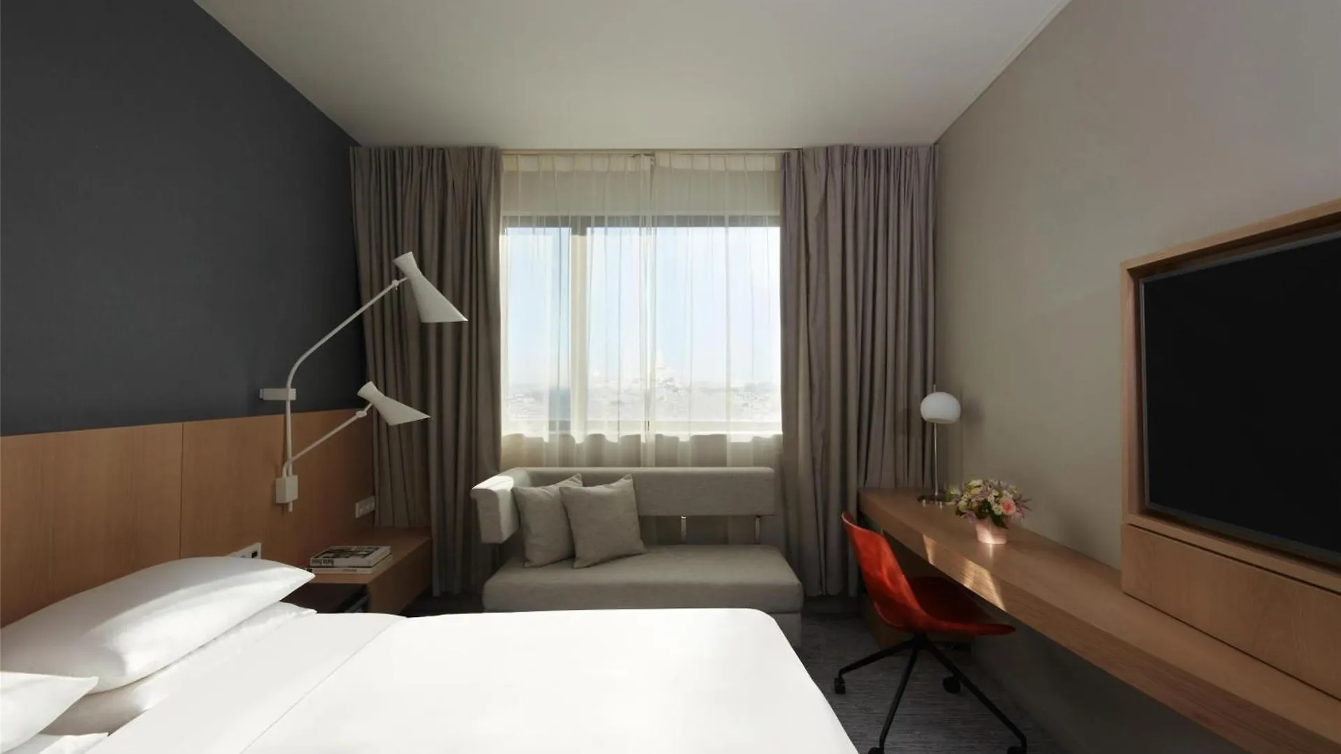 ****  Hyatt Regency Paris Etoile Hotel France