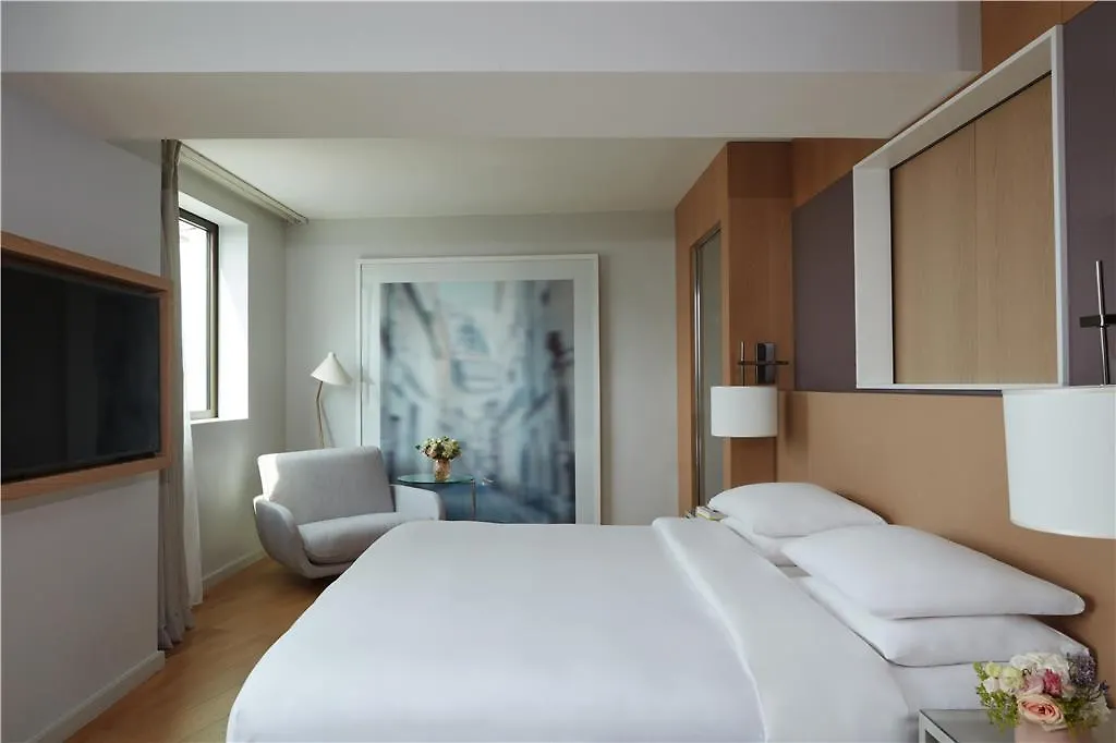 ****  Hyatt Regency Paris Etoile Hotel France